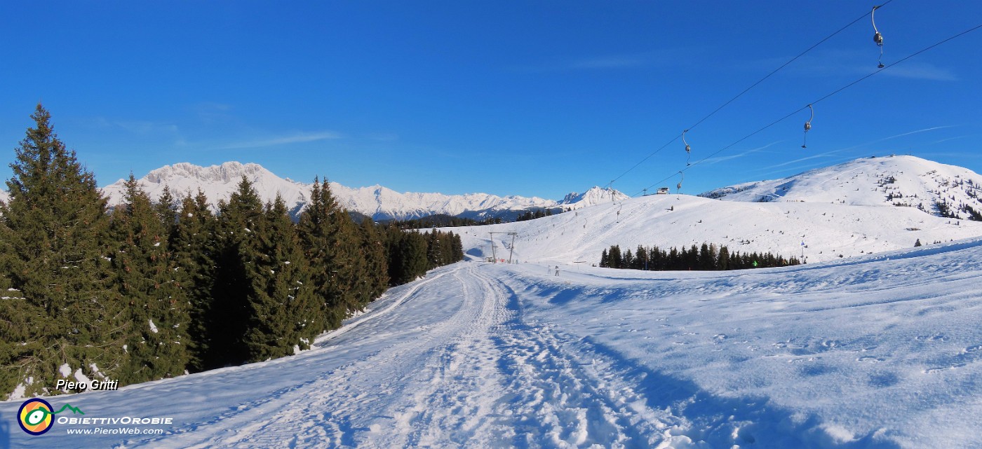 11 Seguiamo la pista pedonale battuta a lato della pista con  vista in Presolana.jpg